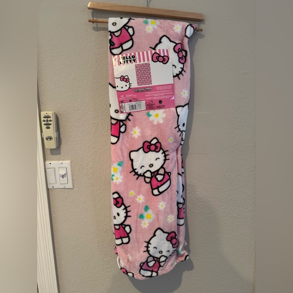 Hello Kitty Other - HELLO KITTY FLOWER POWER THROW (FIRM PRICE)